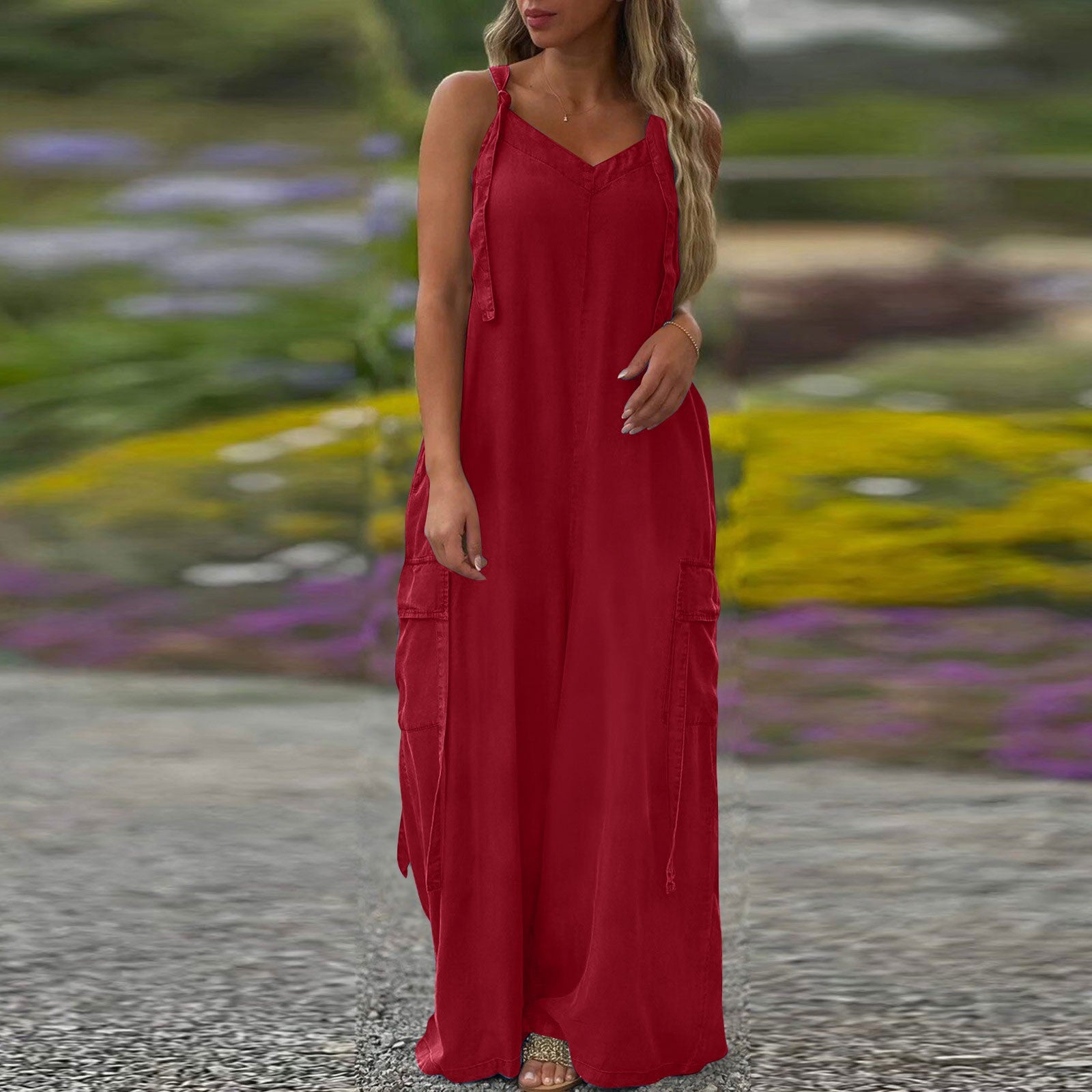 Women's loose-fitting jumpsuit with wide legs and pockets