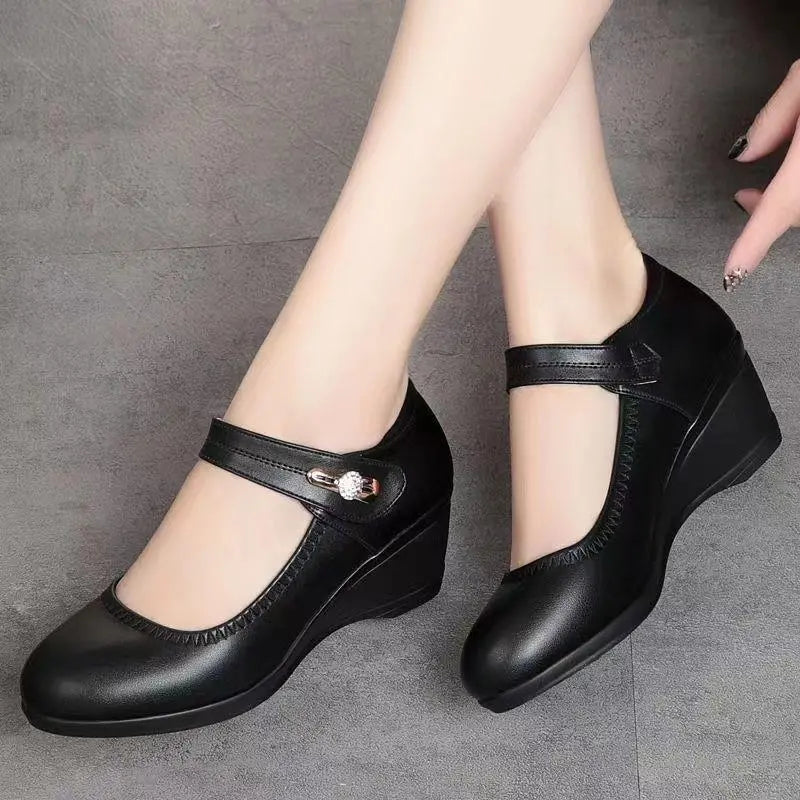 Ladies' elegant mid-heeled leather shoes