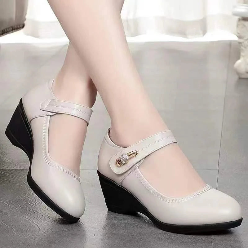 Ladies' elegant mid-heeled leather shoes