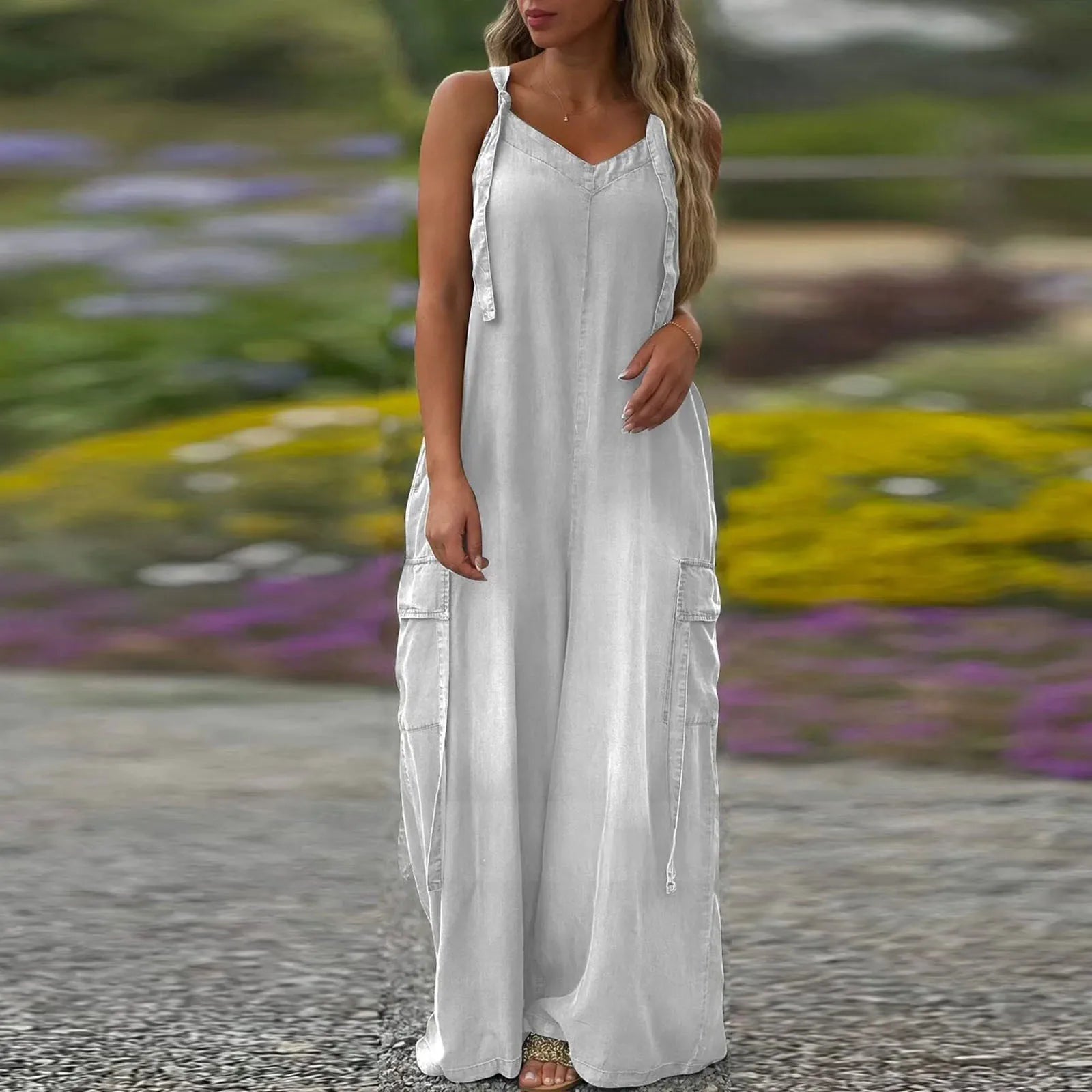 Women's loose-fitting jumpsuit with wide legs and pockets
